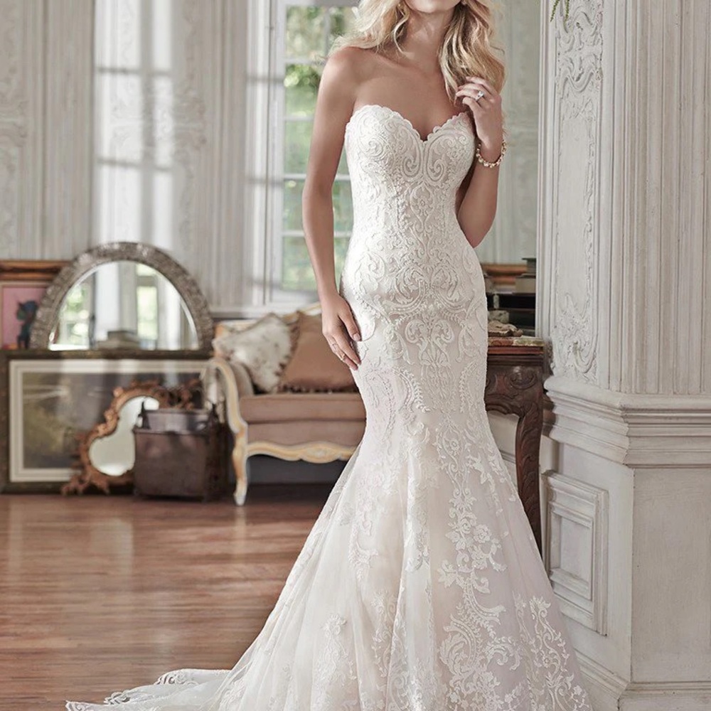 Elegant Lace Strapless Wedding Dress